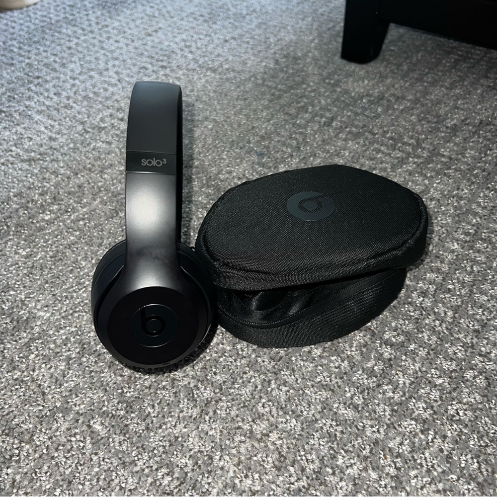 Black Beats Solo3 Wireless Headphones